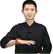 職業(yè)藥師<br>
中醫(yī)***康復(fù)師<br>
出生于中醫(yī)世家、幼承庭訓(xùn)、少習(xí)諸子百家、畢業(yè)于天津醫(yī)大。<br>
師承臺(tái)灣葉慧陽(yáng)教授門(mén)下，曾有幸得于施小墨、賀普仁、南懷瑾、胡海牙等名師指點(diǎn)。<br>
現(xiàn)任：<br>
世界中醫(yī)骨傷聯(lián)盟 副主席<br>
全國(guó)中醫(yī)手法整形醫(yī)學(xué)會(huì) 副秘書(shū)長(zhǎng)<br>
世界脊診整脊醫(yī)***盟 副秘書(shū)長(zhǎng)<br>